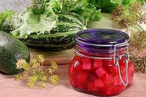 Кабачки в свекольном соке