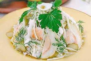Салат из жареной камбалы с маринованными огурцами