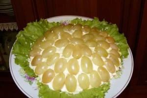 Салат с курицей и виноградом