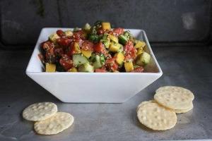 Салат из лосося, манго и огурцов