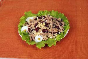 Салат мясной с фасолью