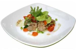 Салат мясной с помидорами