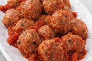 Новогодний стол: куриные ежики в томатном соусе