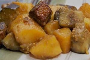 Новогодний стол: гарнир из картофеля и баклажанов