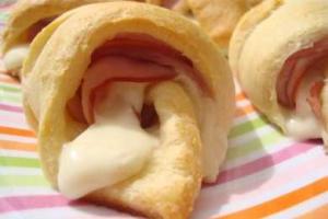 Новогодний стол: закусочные рогалики с сыром и беконом