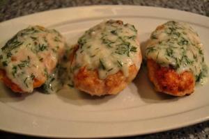 Новогодний стол: куриные сырники с молочным соусом
