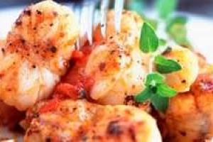 Новогодний стол: свиные рулетики с грибами и красной смородиной