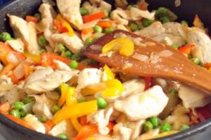 Новогодний стол: тушеная курица с овощами