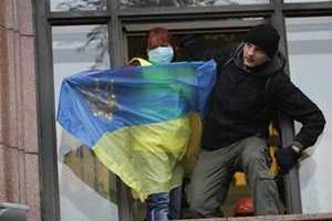 Митингующие в КГГА собирают коллекцию флагов разных государств