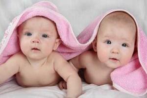Женщина родила близнецов с разницей в год