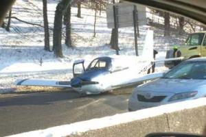 В Нью-Йорке самолет сел на автомобильной трассе
