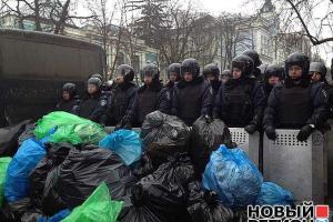 Евромайдан грозит свезти свой мусор домой к руководству милиции