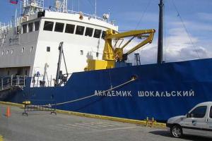 Началась эвакуация с застрявшего судна "Академик Шокальский"