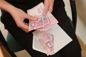 Зарплата "топов" в Украине превышает среднюю в 30 раз