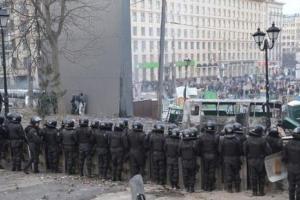 "Беркут" отступает, митингующие занимают прежние позиции на ул. Грушевского