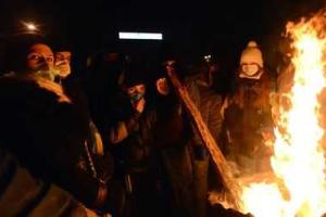 На Грушевского снова включили водометы, протестующие устроили дымовую завесу