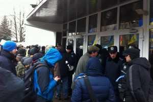 Активисты Евромайдана пикетируют здание МВД Украины