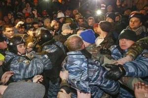В столкновениях под судом «беркутовцу» сломали ногу