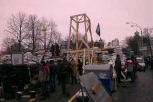 На Институтской евромайдановцы строят сторожевую башню