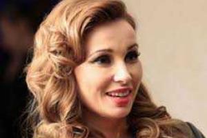 Анфиса Чехова не может усидеть одной попой на двух стульях