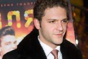 Константин Крюков считает калории и пристает к друзьям