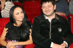 Жена Галустяна нормально относится к критике