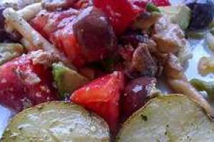 Макаронный салат с авокадо и горбушей