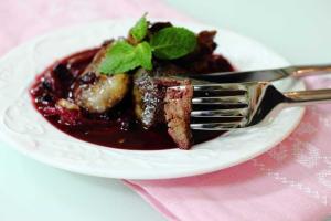 Печень куриная в соусе с черной смородиной