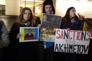 Видео: В Лондоне снова пикетировали квартиру "спонсора ПР": Ахметов, выходи!
