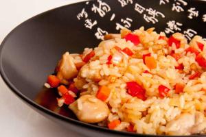 Рис с овощами и куриным соусом