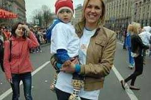 Яна Клочкова подарила сыну медаль 