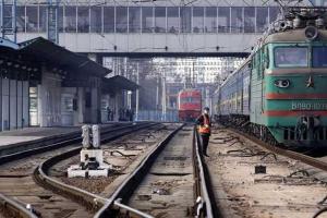 Пьяный мужчина уснул на железнодорожных путях после корпоратива