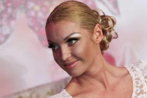 Волочковой подарили цветы на железнодорожном вокзале
