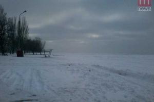 В Мариуполе море превратилось в хоккейную площадку