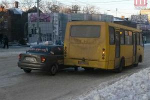 В Мариуполе таксист врезался в маршрутку