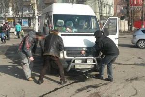 В Мариуполе произошла авария с участием микроавтобуса «Volkswagen» и «Hyundai»
