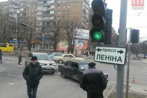 Джип «Mitsubishi» и «ВАЗ» столкнулись в Мариуполе