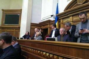 Оппозиция заблокировала трибуну Верховной Рады