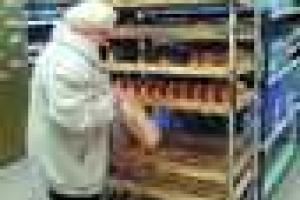 Киевляне разметают продукты в магазинах, метро стоит, а школы закрыты 