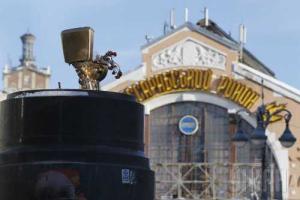 Видео: В центре Киева евромайдановцы вместо Ленина установили золотой унитаз