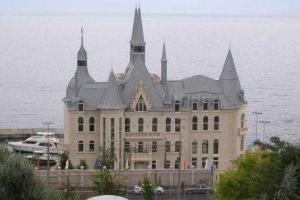 Одесский замок нардепа Кивалова охраняют студенты юракадемии