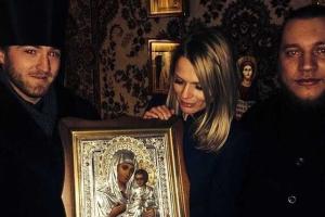 Фреймут сфотографировалась с друзьями-монахами
