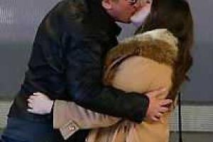 Квентин Тарантино страстно целовался с молоденькой подругой