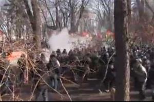 У Верховной Рады начались стычки евромадановцев и сторонников власти