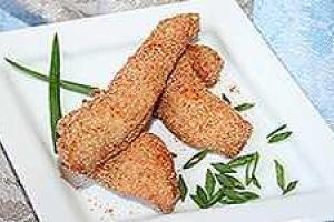 Запеченные куриные палочки в панировке