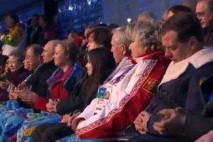 Дмитрий Медведев заснул на церемонии открытия Олимпиады ?