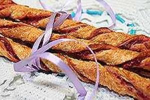 Слоеные палочки с малиной