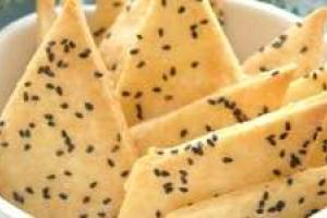 Печенье из пармезана с кунжутом