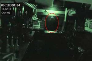 Видео: В старейшем британском пабе обитает "призрак"