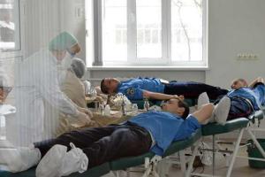 В Донецке сдают кровь для милиционеров, которых расстрелял опасный преступник